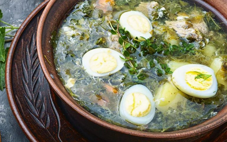 Я научилась варить изумительный зеленый борщ. Даже мой муж его полюбил, хотя раньше в сторону этого блюда смотреть не мог