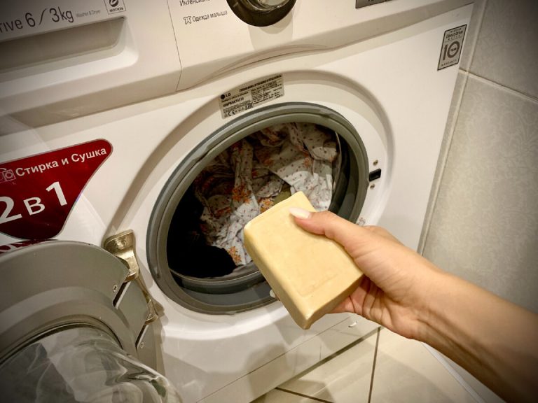 Когда нет стирального порошка, выручает хозяйственное мыло. Стираю бельё «как раньше», но в машине автомат.