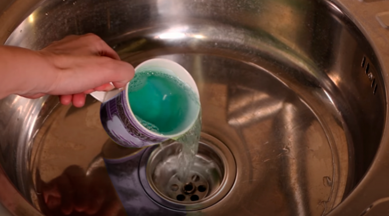 Один стакан домашнего средства и засор из раковины уходит прямо на глазах. Простой трюк, который подсказал мне сантехник