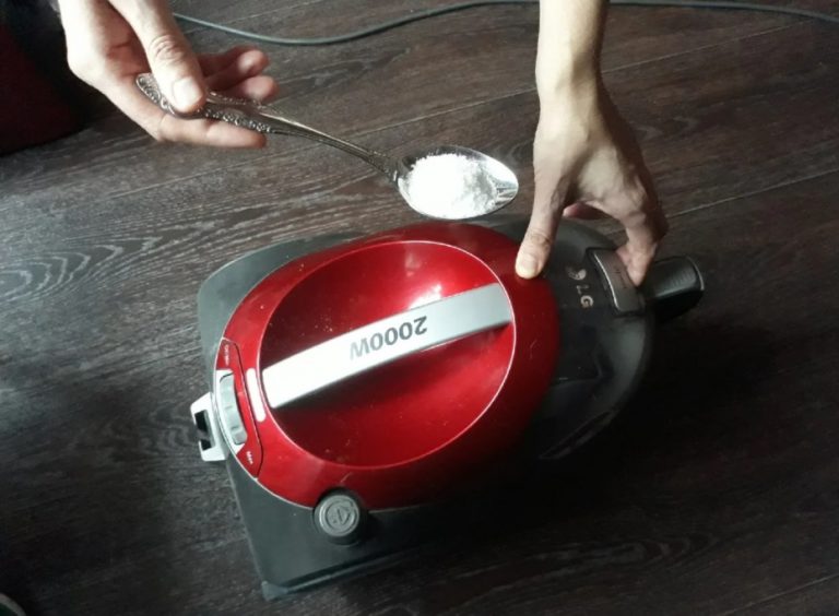 Всегда кладу ложку стирального порошка в пылесос и происходит «ЧУДО». Эта хитрость будет полезна каждой хозяйке