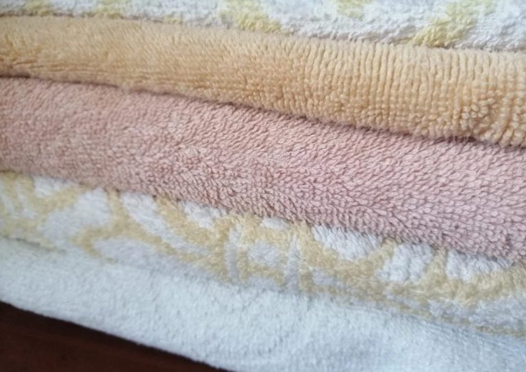 Только единицы хозяек знают, как правильно стирать махровые полотенца. Остальные повторяют одну и ту же ошибку из раза в раз!