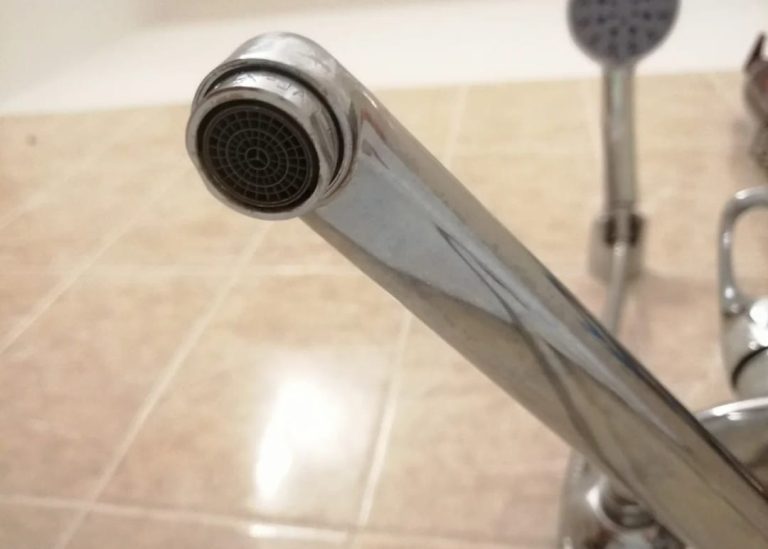 Вычистила смеситель даже там, куда щеткой не проникнуть. Ничего не скручивала и даже руки не замочила!