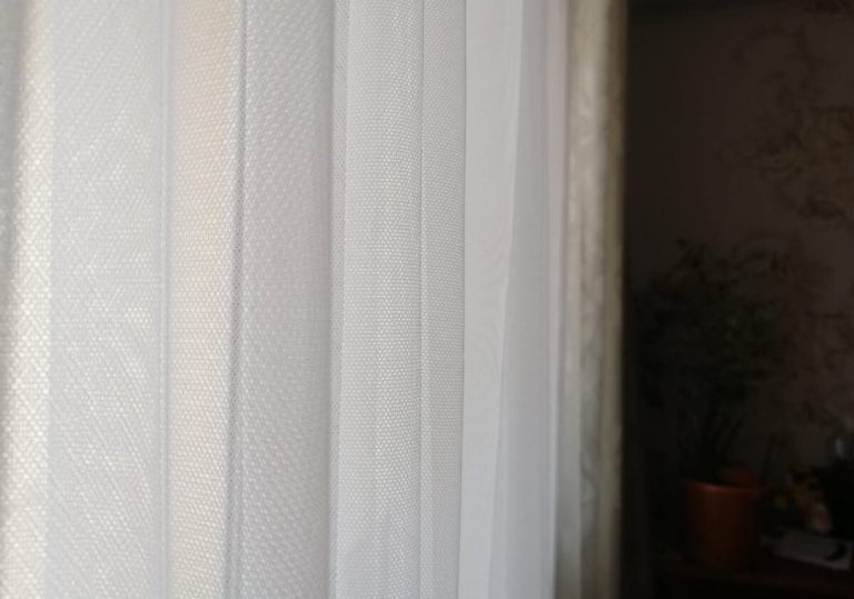 Тюль не утюжу, а соль держу в пороге. 3 простых советов, которые многих приводят в недоумение!