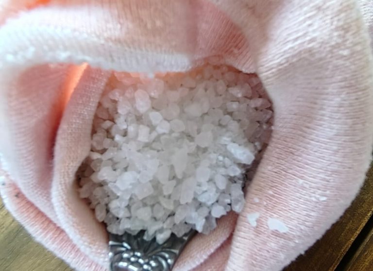 Только с годами узнала, для чего бабушка перед сном в носки соль сыпала. Теперь делаю также и нарадоваться не могу