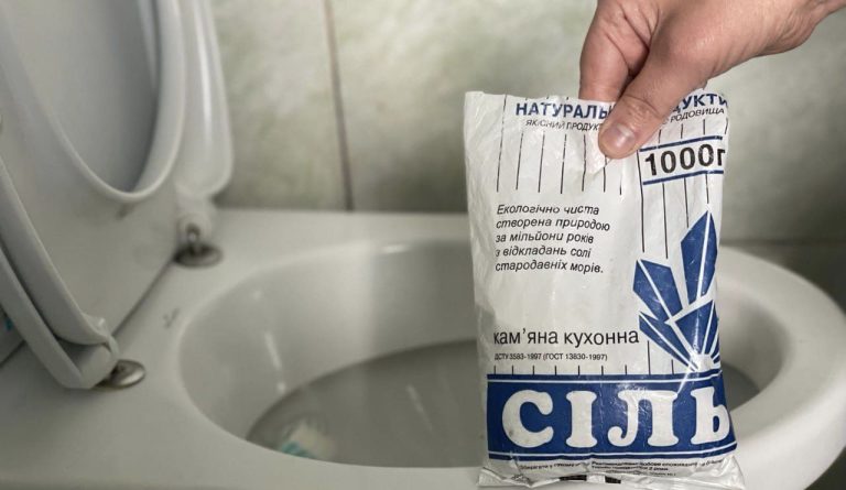 Зачем сыпать соль в унитаз знают только опытные хозяйки. Теперь будете делать так всегда!