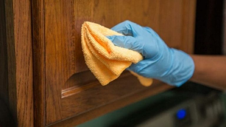 Липкий жир, налет и пыль на кухне исчезнут надолго. Простая хитрость, после применения которой все будет блестеть и пахнуть свежестью!