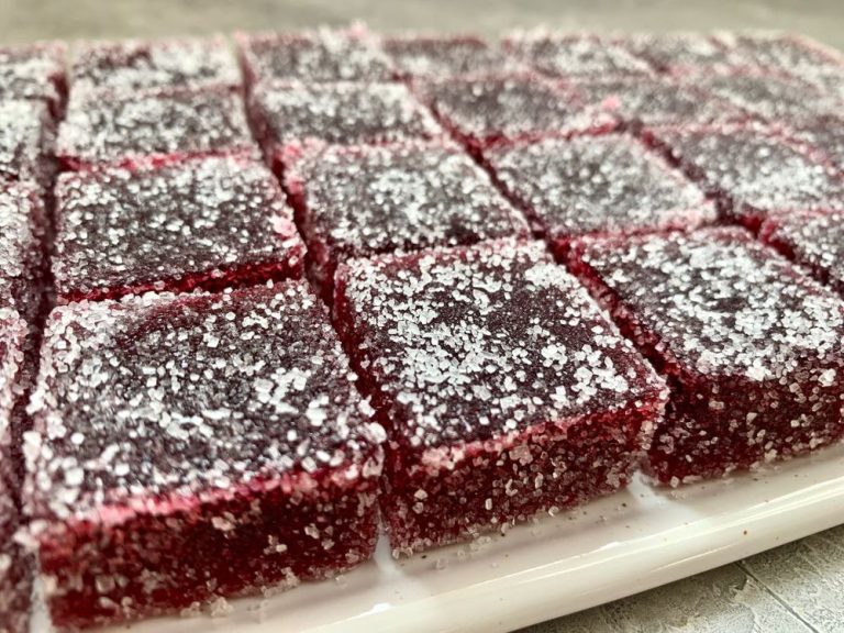 Чтобы приготовить такой домашний мармелад потребуется всего три ингредиента. А в результате получится лакомство вкуснее магазинного.