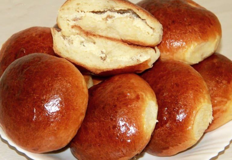 Вкусные, пушистые булочки с начинкой из творога с изюмом!