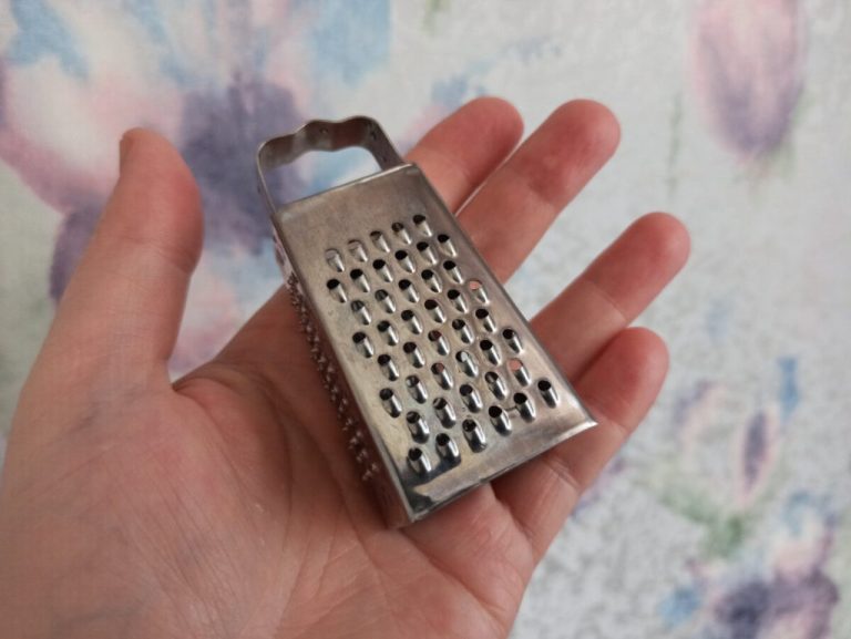 Раньше смеялась, а теперь обойтись без нее не могу: 9 идей использования на кухне мини-терки