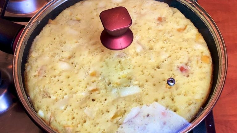 Не обязательно греть целую духовку, пирог из яблок можно приготовить на сковородке