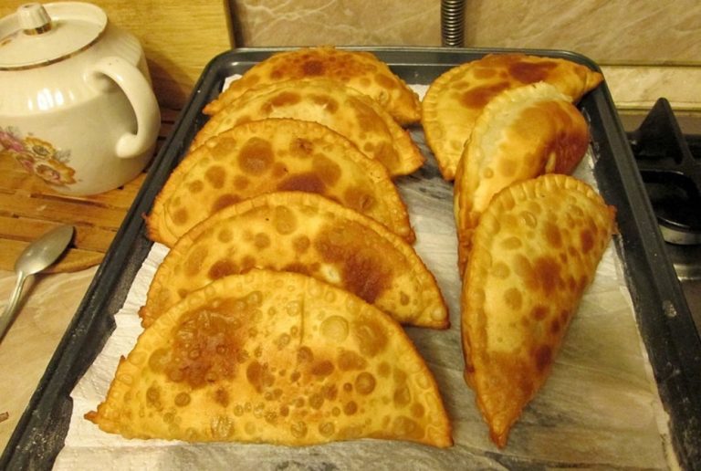 Такие сочные чебуреки по рецепту из СССР мы любили больше всего! Вкус, который не забыть!