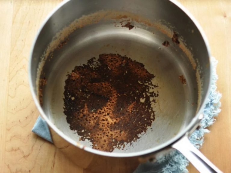 Пригоревшие и присохшие кастрюли отмываю за минуту. Покажу 3 классных способа