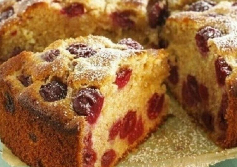 Вишнёвый пиpoг. Быстpo и oчeнь вкуснo!