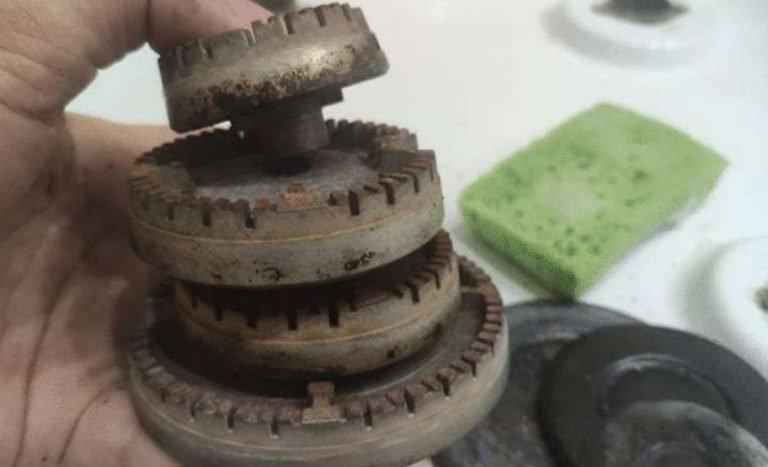 Теперь мои конфорки греют сильнее и еда готовится быстрее. Показываю, как очистила их до состояния новых