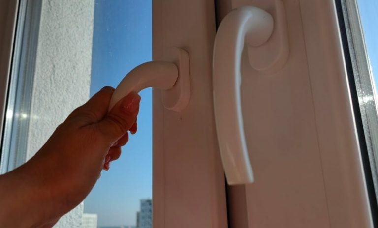 Не стала дожидаться холодов, перевела все окна в зимний режим. Мастер-оконщик научил, как это сделать за минуту