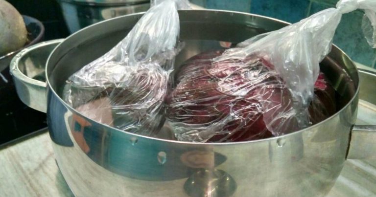 Как сварить свеклу в пакете: чистая кастрюля и никакого запаха!