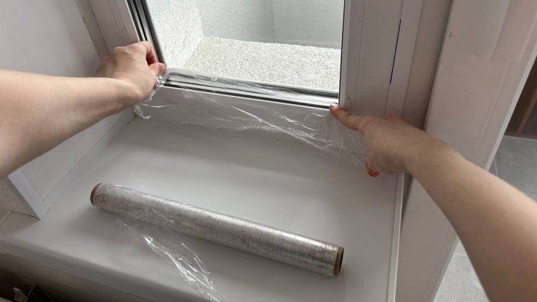 Я просто наклеила дешевую плёнку на окна и всю зиму бед не знаю. Делюсь способом!