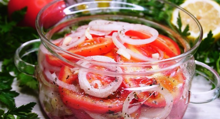 Ходовая закуска из помидор. Готовить не сложно: чем дольше стоит в холодильнике, тем лучше вкус!