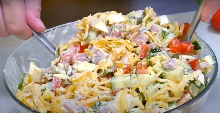 Соседка по даче дала рецепт. Неделю едим и еще хочется: очень вкусный салат к ужину!