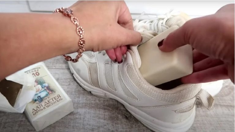 Всегда кладу мыло в обувь после прогулки. Простой и полезный трюк, которому меня научил ещё моя бабушка