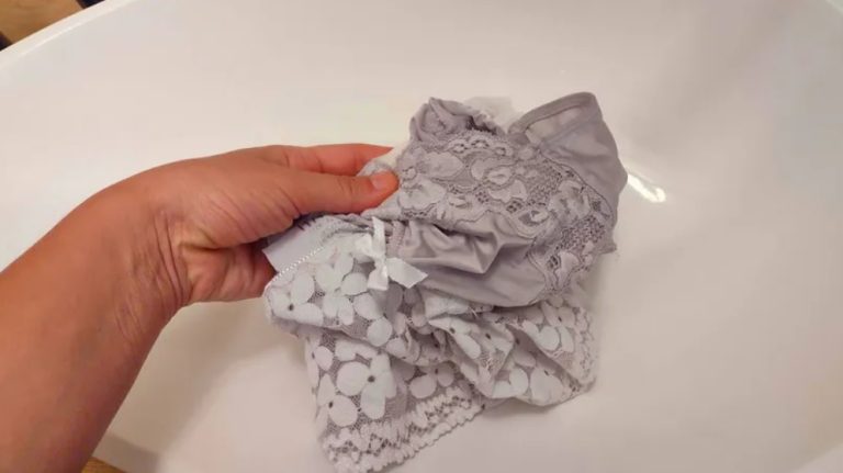 Я выливаю смесь в воду и замачиваю серое белье. Через 15 минут любимые кружева выглядят, как из магазина