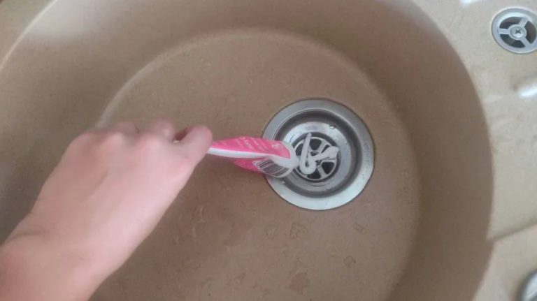 Выдавливаю его в канализацию и волосы растворяются за 15 минут. Даже сантехник не знал эту хитрость