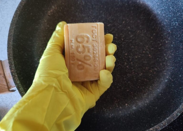 Если пища подгорела, сковороду средствами не чищу, сразу натираю хозяйственное мыло — делюсь зачем