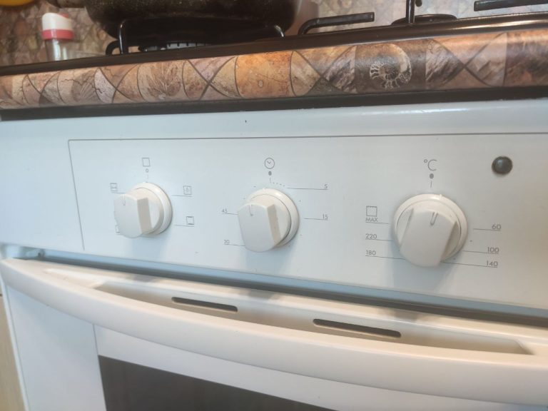 Надоел застывший жир на ручках плиты. Отчистила легко кипятком и содой! Даже тереть не пришлось!