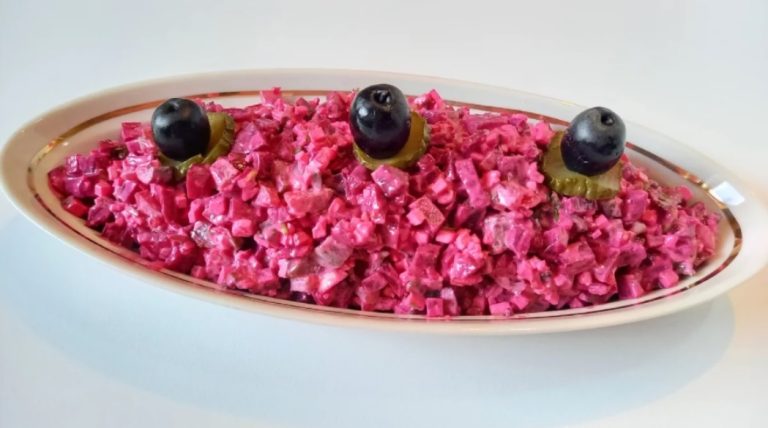 В ресторане этот салат довольно дорогой, так как летит на ура. А дома он обходится раз в 15 дешевле