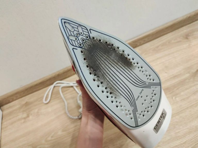 Карандаши для утюга не покупаю. Чищу нагар жидкостью для снятия лака