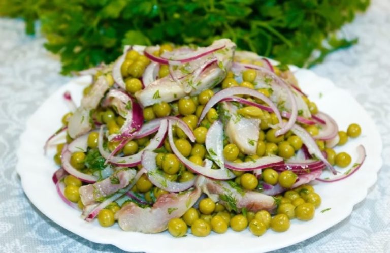 Такой салат из селедки вы еще не готовили: Своими яркими красками и вкусом он украсит любой стол