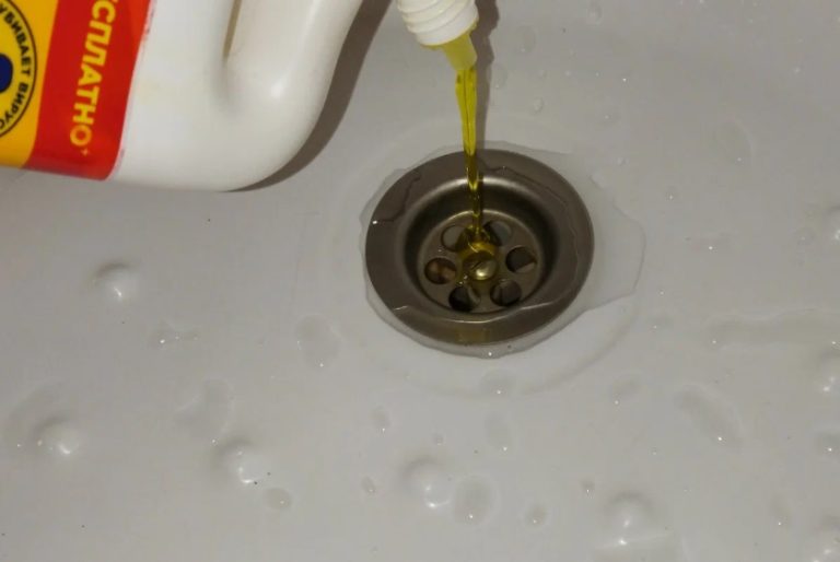 Нашла легкий и быстрый способ устранить засор в ванной: делюсь действительно рабочим советом