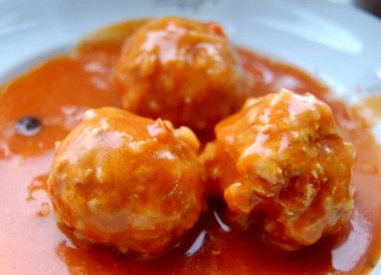 Повариха рассказала, как готовить вкусную и густую подливу для котлет. На это требуется всего 5 минут