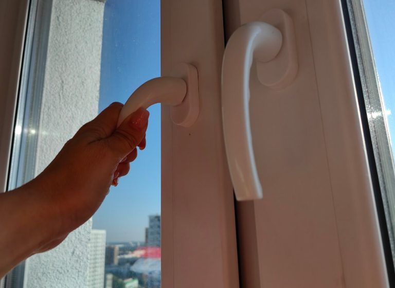 Не стала дожидаться холодов, перевела все окна в зимний режим. Мастер-оконщик научил, как это сделать за минуту