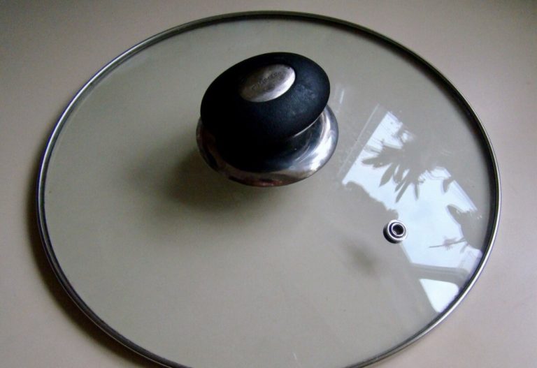 Грязные и мутные стекла на крышках сковород отмываю на раз два: больше никакой грязи под ободком и жирной пленки