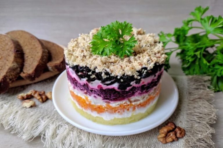 Салат Гренландский: сытный и вкусный для праздничного стола!