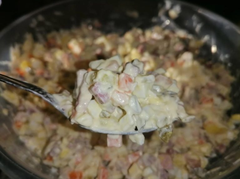 Забытый бабушкин способ сделать любой салат намного вкуснее и полезнее