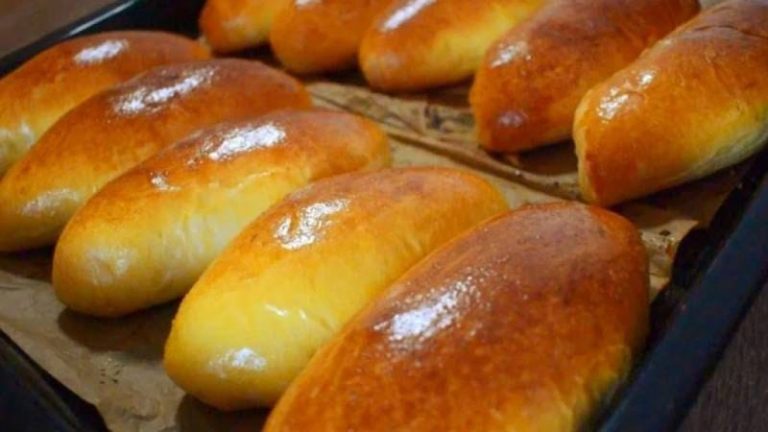 Когда муж и дети просят вкусных пирожков, делаю их в духовке с яблоками.