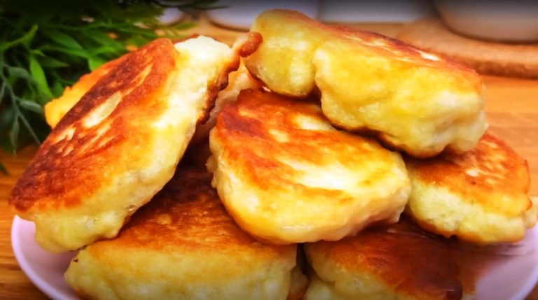 Рецепт без яиц и кефира. Вкусные оладьи: приготовила гору, а съели за 3 минуты!