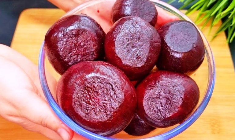 Этот салат бесподобен. Простое и очень полезное блюдо: моментальный салат из свеклы