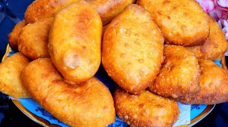 Бабушка поделилась рецептом: беру кефир, 1 яйцо и 10 минут. Быстрые пирожки на сковороде!