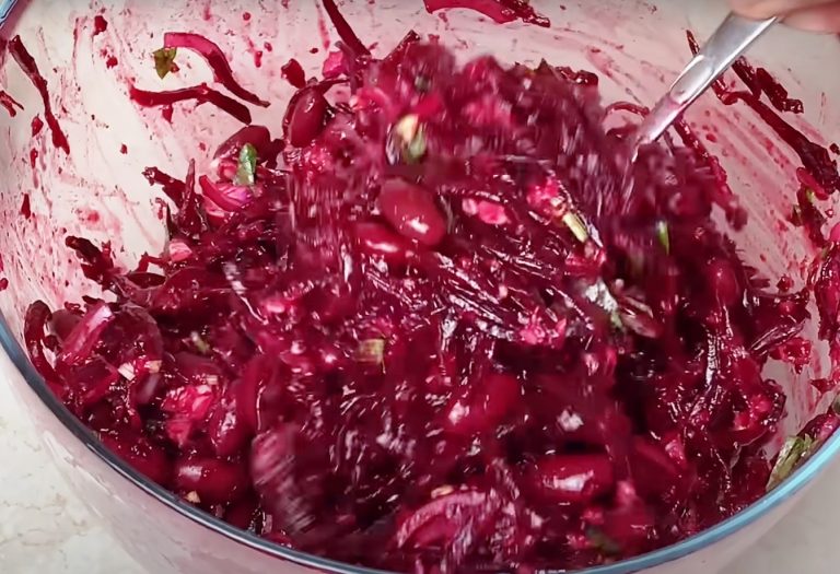 Съедят за 2 минуты. Новый салат из свеклы на каждый день и на праздник!