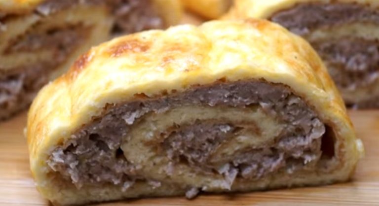 Мясной рулет в сырном тесте: нереальная вкуснятина из фарша!