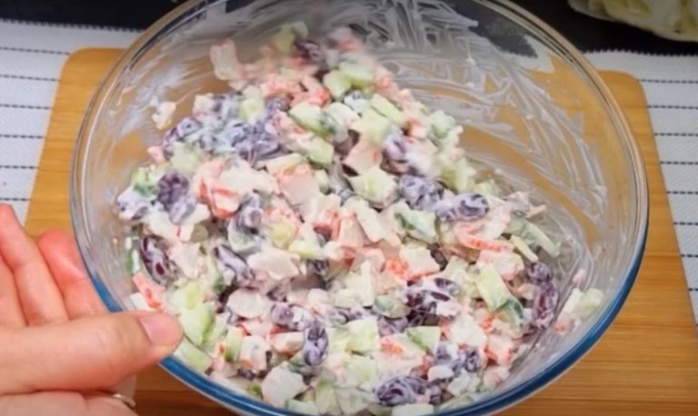 Все гости выпрашивали рецепт. Простой салат за 5 минут: настолько вкусный, что на столе не останется
