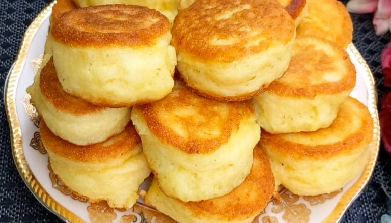 Готова печь их каждый день. Творожные оладьи, как пончики с яблоками: просто и вкусно к чаю
