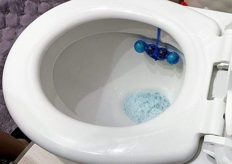 Больше не трачу не копейки на блоки для унитаза. Соседка показала 3 средства, которые отмывают его до блеска!