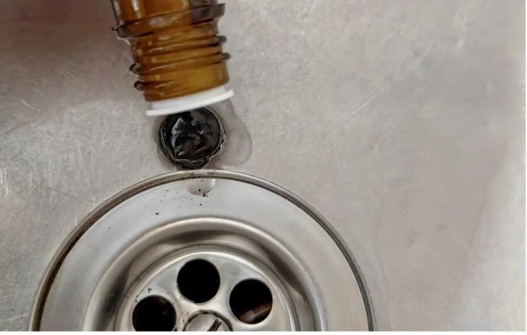 Кладу 1 таблетку активированного угля в раковину и спокойно уезжаю из дома или иду спать. Жалею только, что не догадалась так делать раньше.