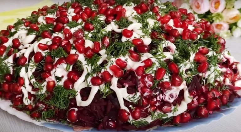 До сих пор получаю благодарности за этот рецепт. Праздничный Новогодний салат!