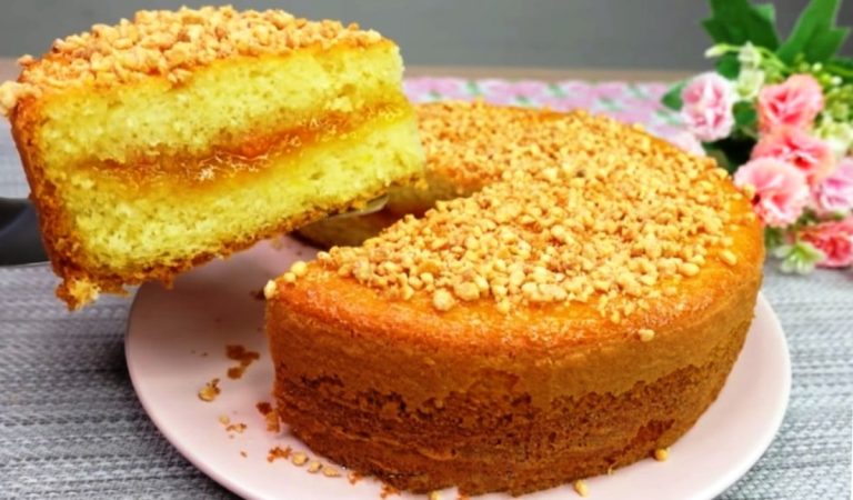 Очень вкусно с молочком! Быстрый и экономичный: воздушный пирог с вареньем!