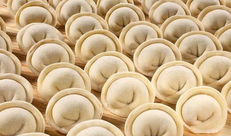 Cупер-тесто на пельмени и вареники! Называется «Чистые руки», так и получается!